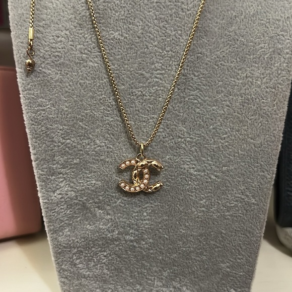 Lux zipper pull added to gold tone adjustable chain. - Picture 4 of 8